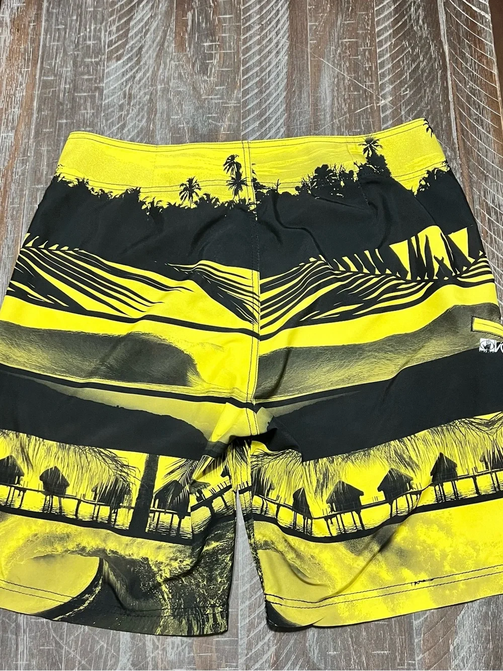 Body Glove Vintage Voodoo Board Shorts Size 36 Black & Yellow Tropical Scene